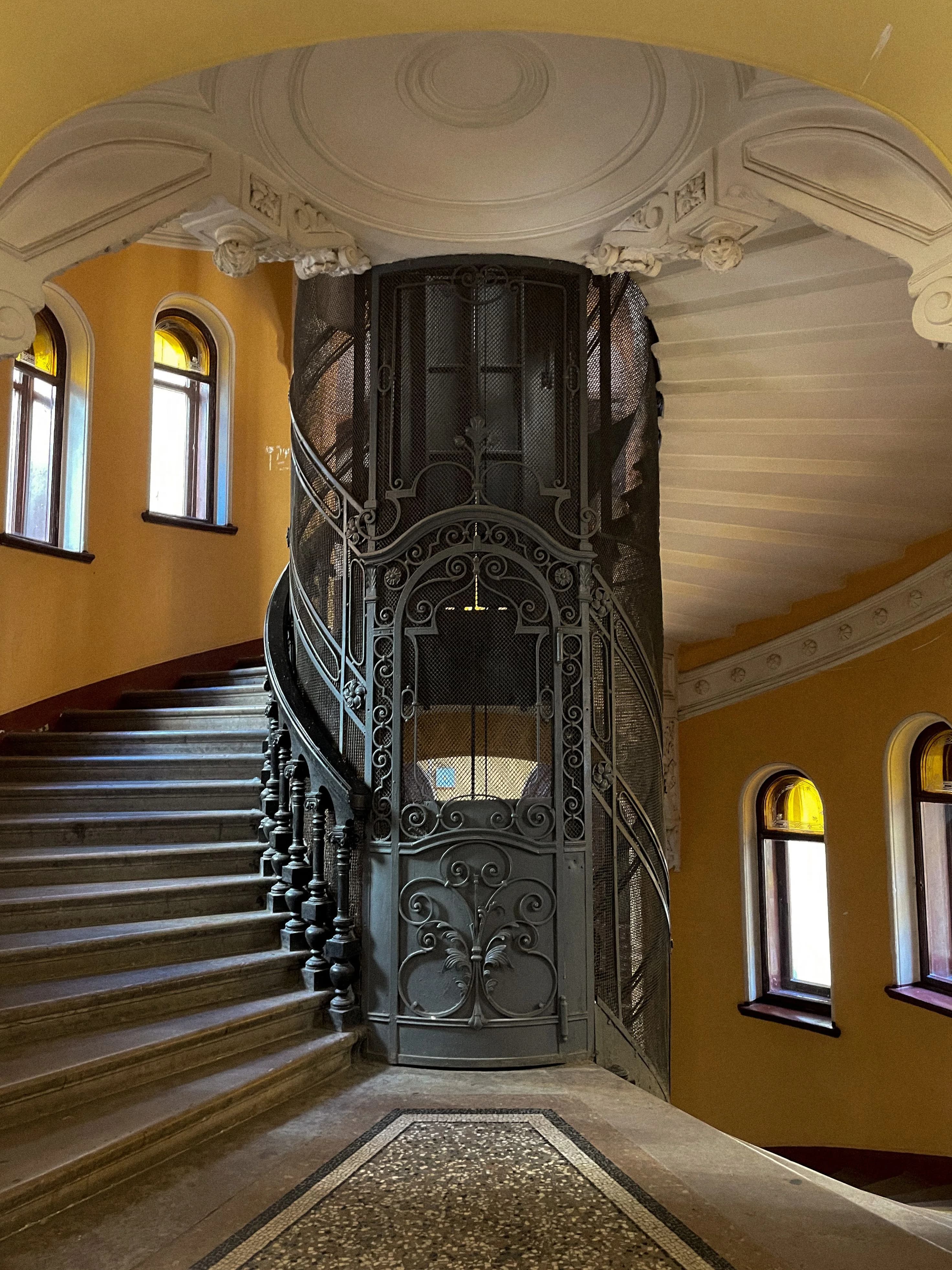 Cage d'escalier et ascenseur anciens dans un immeuble de caractère