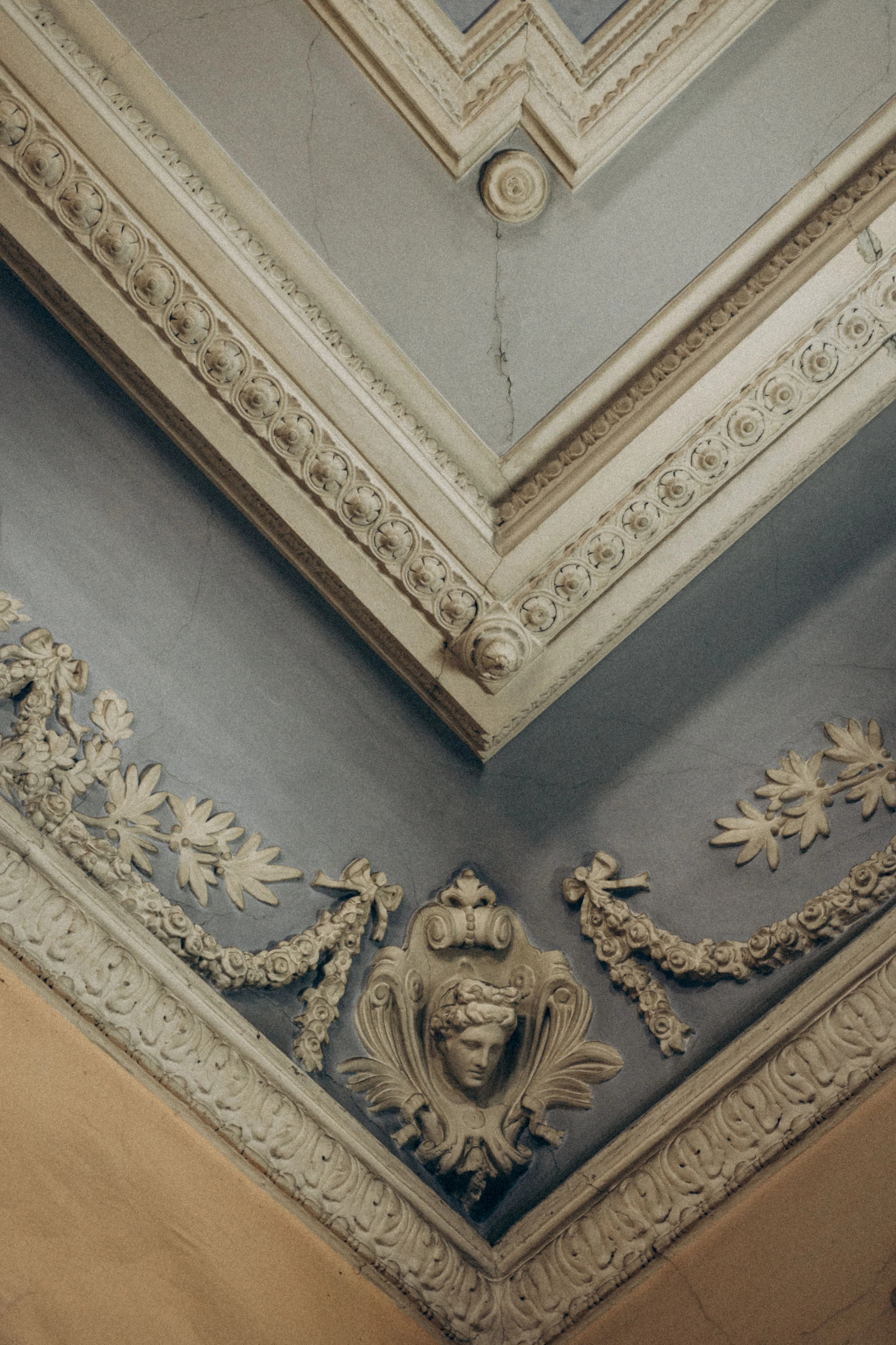 Détail de moulures et de corniche dans un appartement ancien