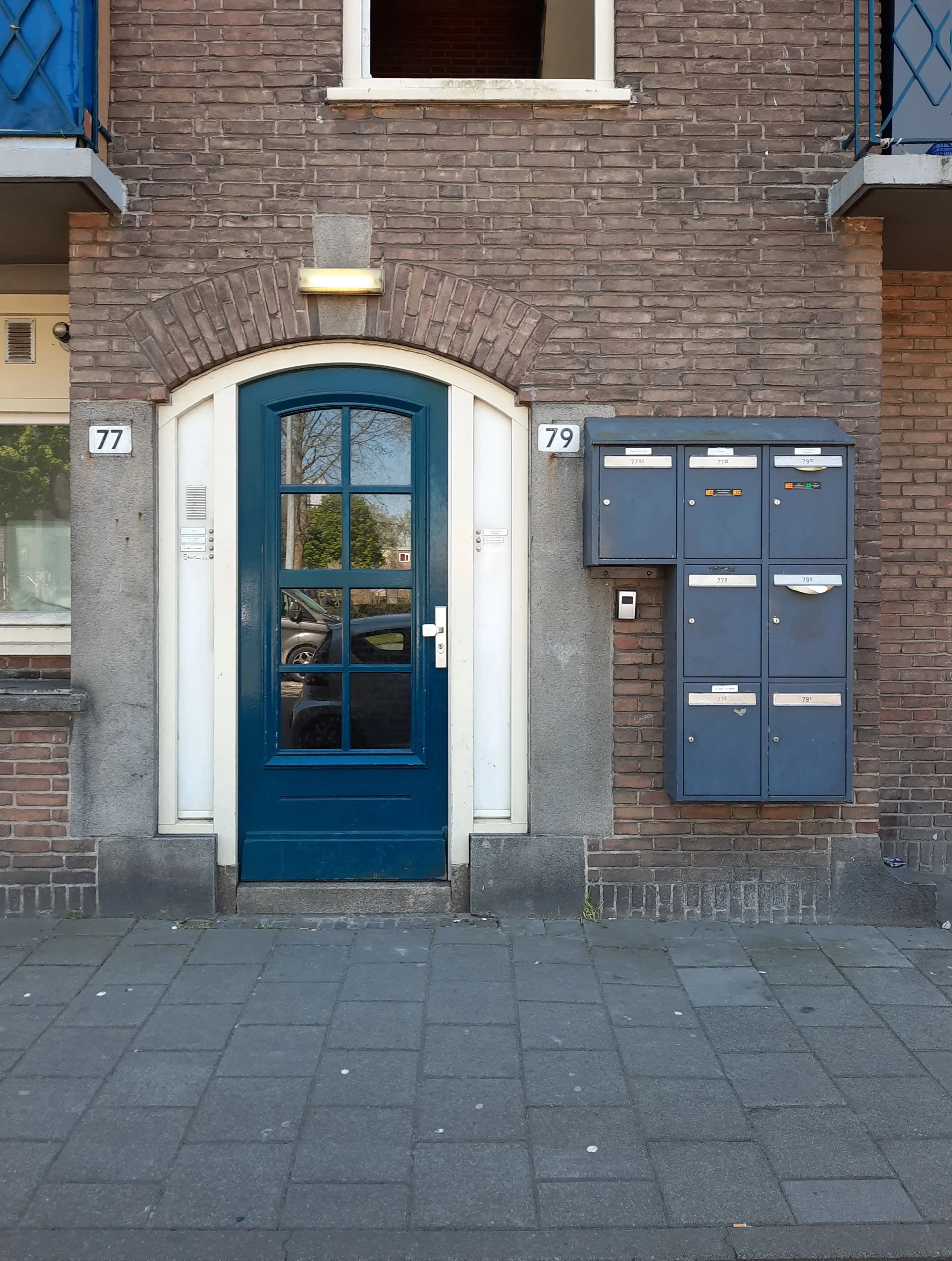 Porte d'entrée d'immeuble et boîtes aux lettres