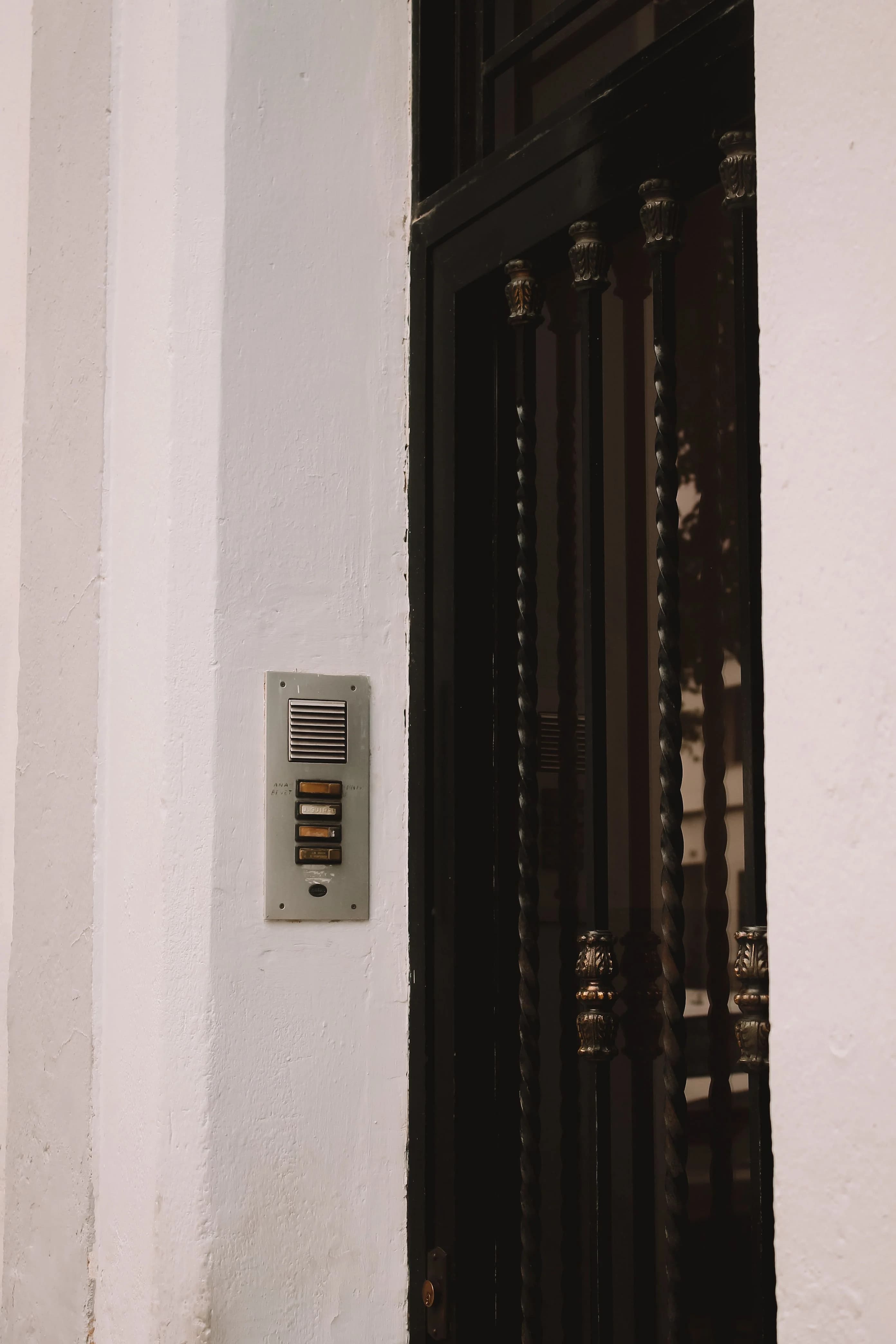 Panneau d'interphone d'un immeuble à nombreux lots