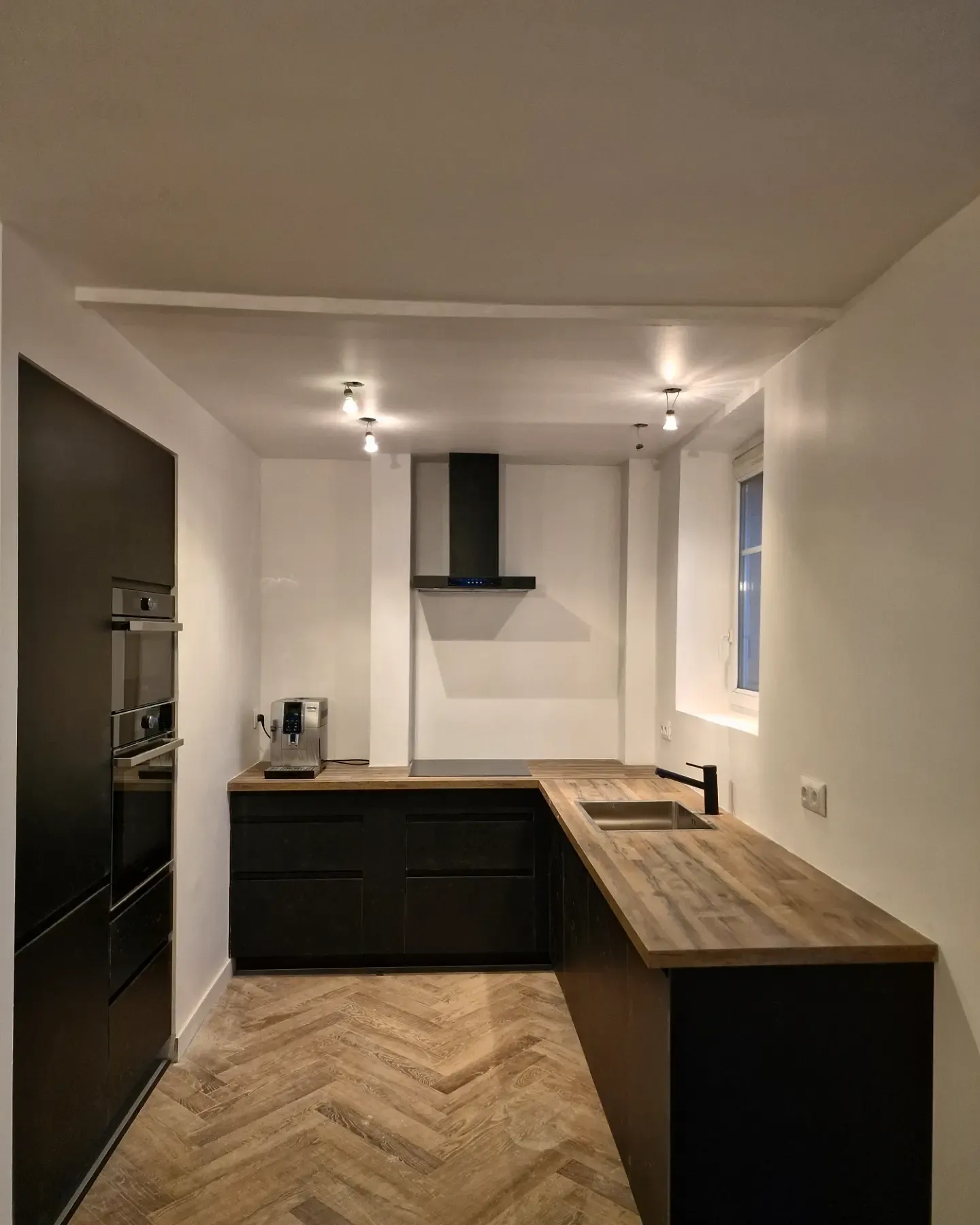 Cuisine étroite rénovée dans un appartement ancien