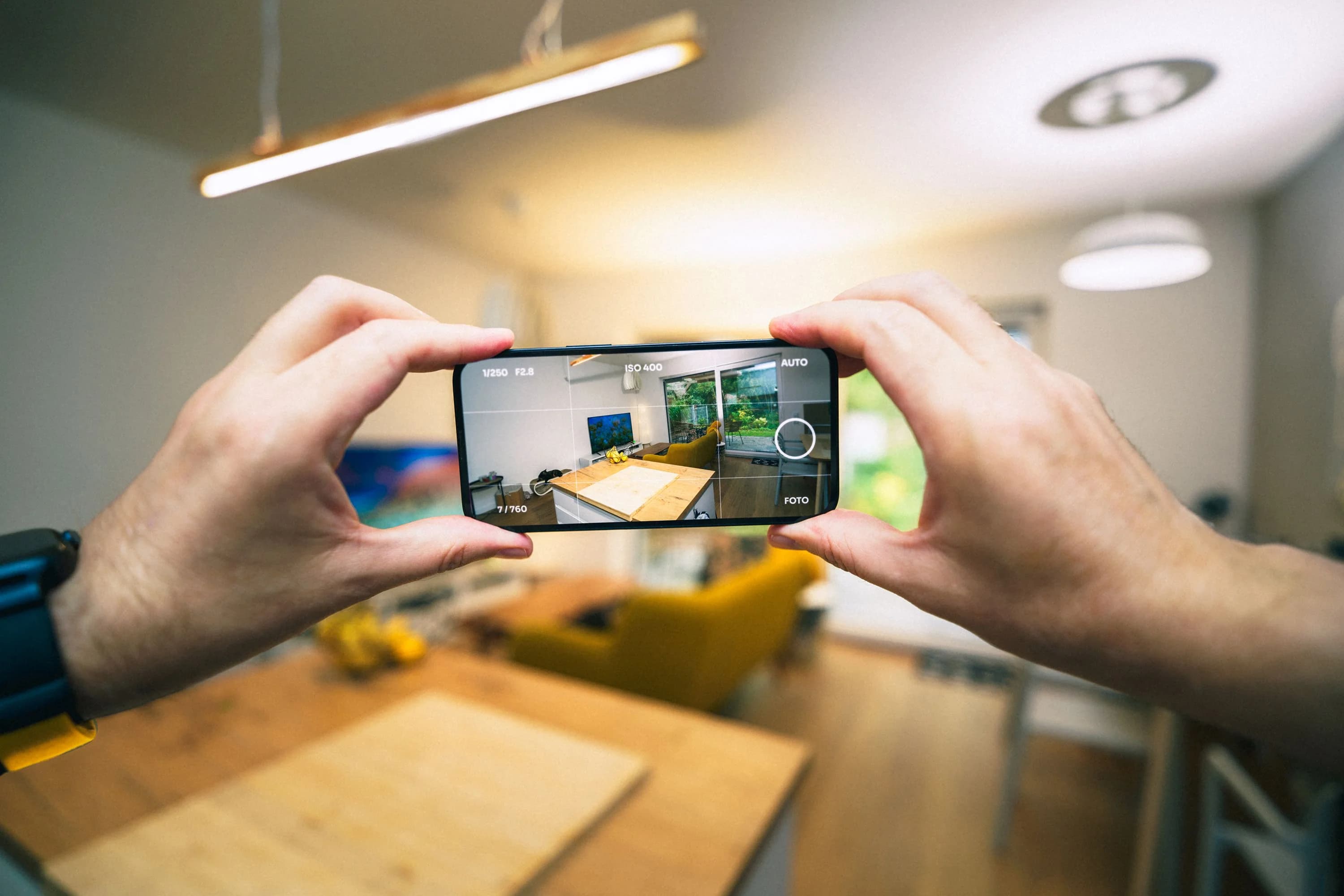 Photographie d'une pièce prise au smartphone