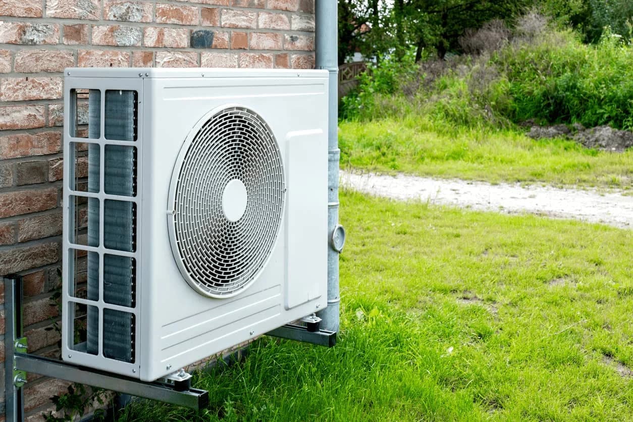 Pompe à chaleur installée sur une maison rénovée