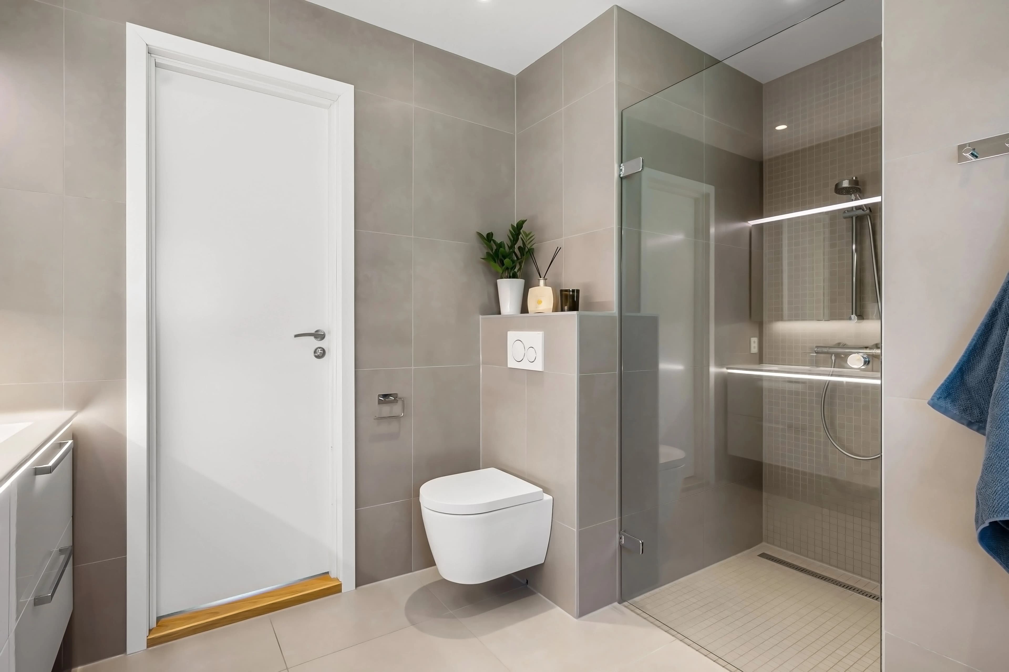 Salle de bain contemporaine dans un logement récent