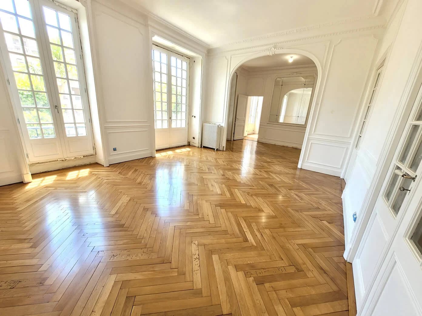 Parquet ancien poncé et vitrifié lors d'une rénovation à Paris