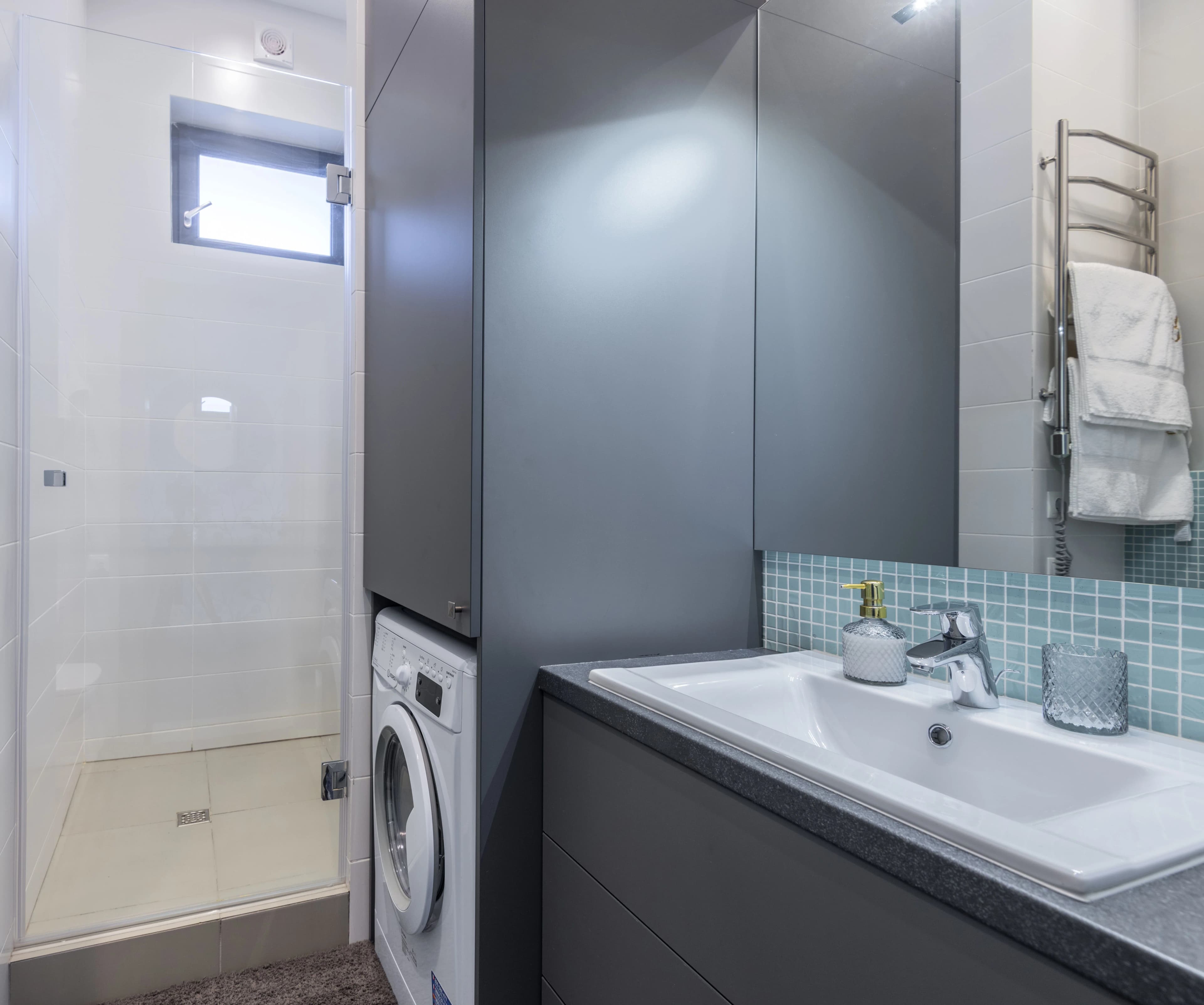 Salle d'eau compacte avec douche et lave-linge