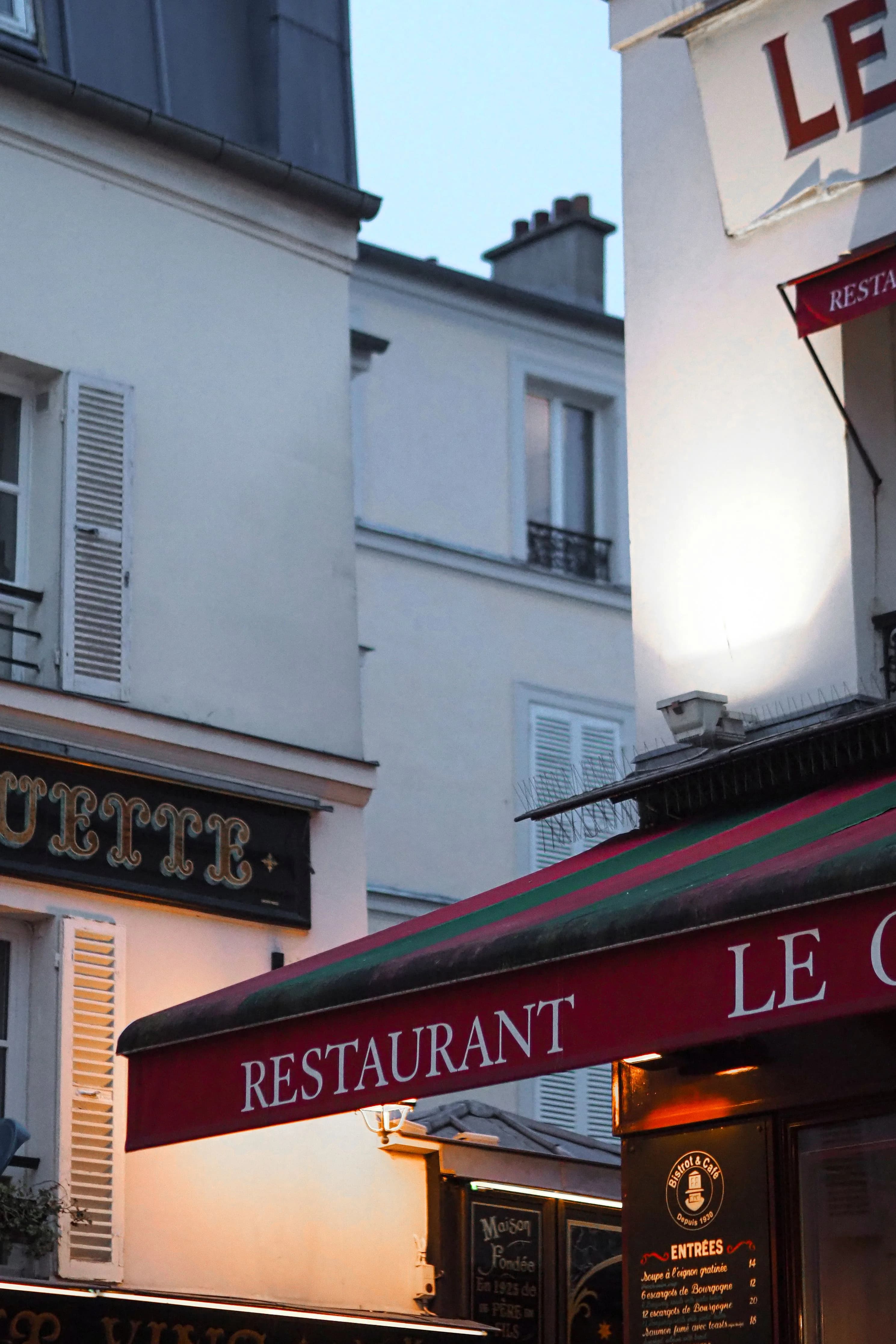 Rue parisienne commerçante à la tombée du jour
