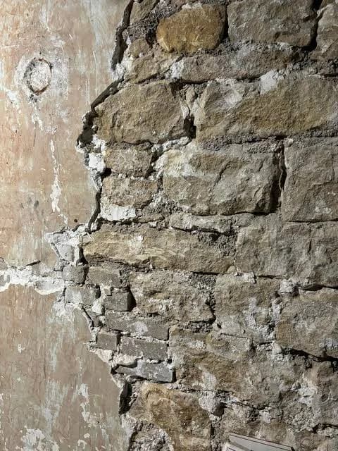 Support d'un mur ancien mis à nu avant travaux
