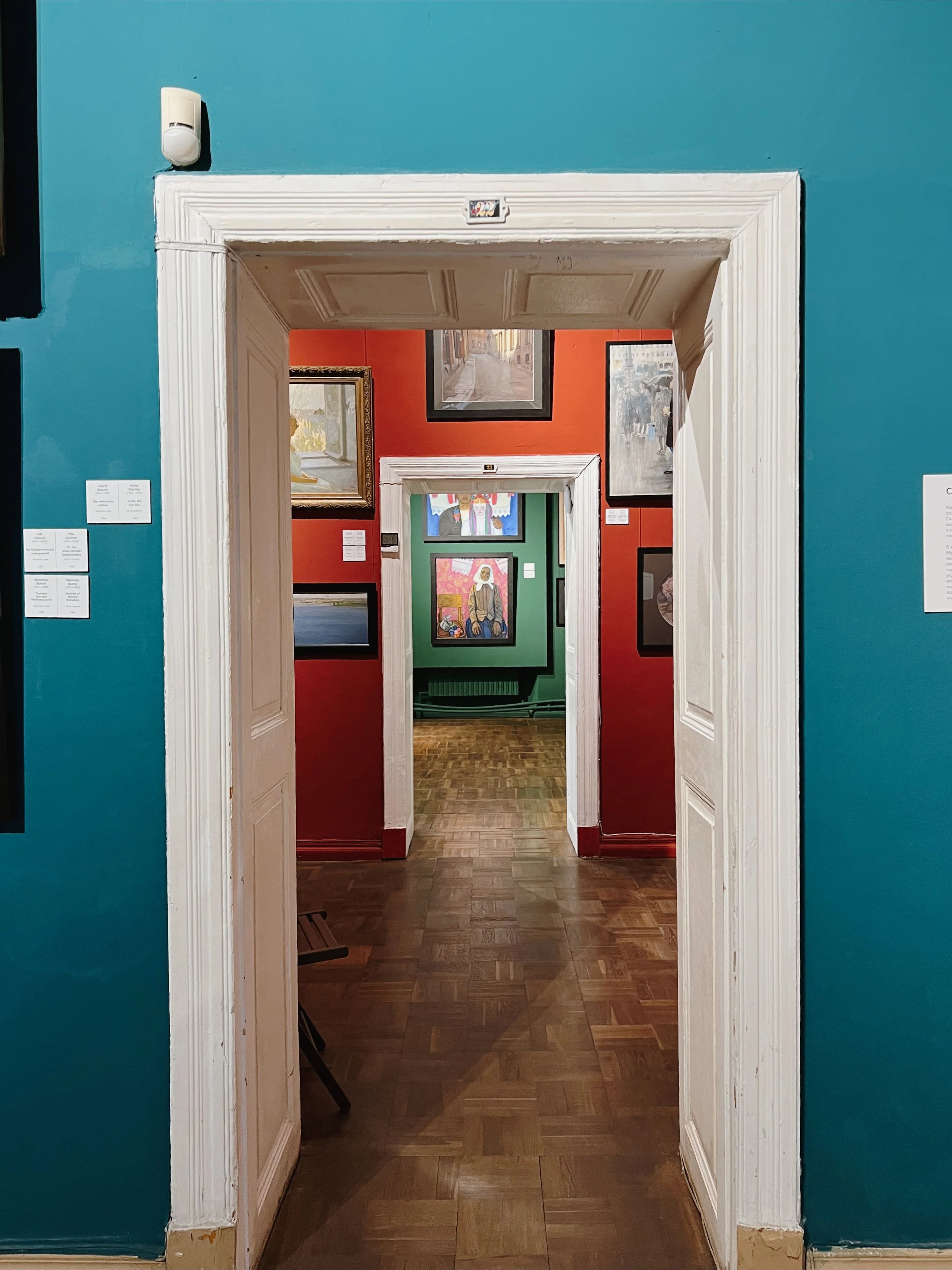 Enfilade de pièces alignées dans une demeure ancienne