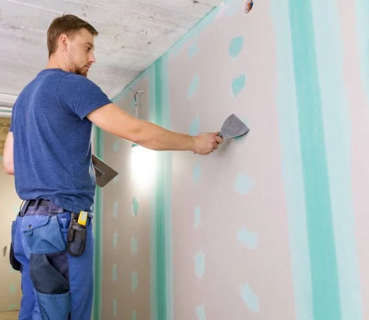 Mur intérieur rénové dans un appartement parisien