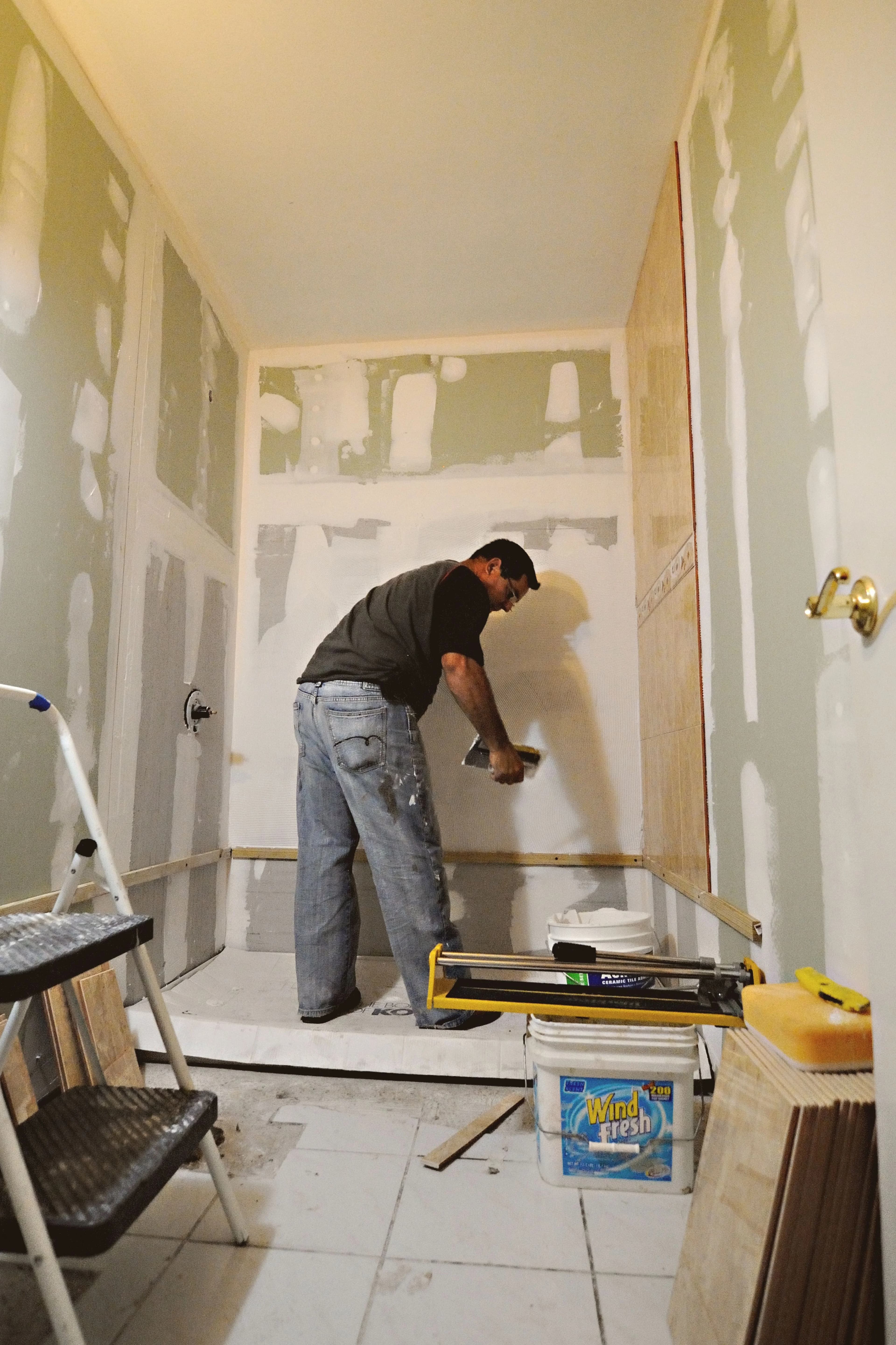 Préparation des murs avant finitions lors d'une rénovation