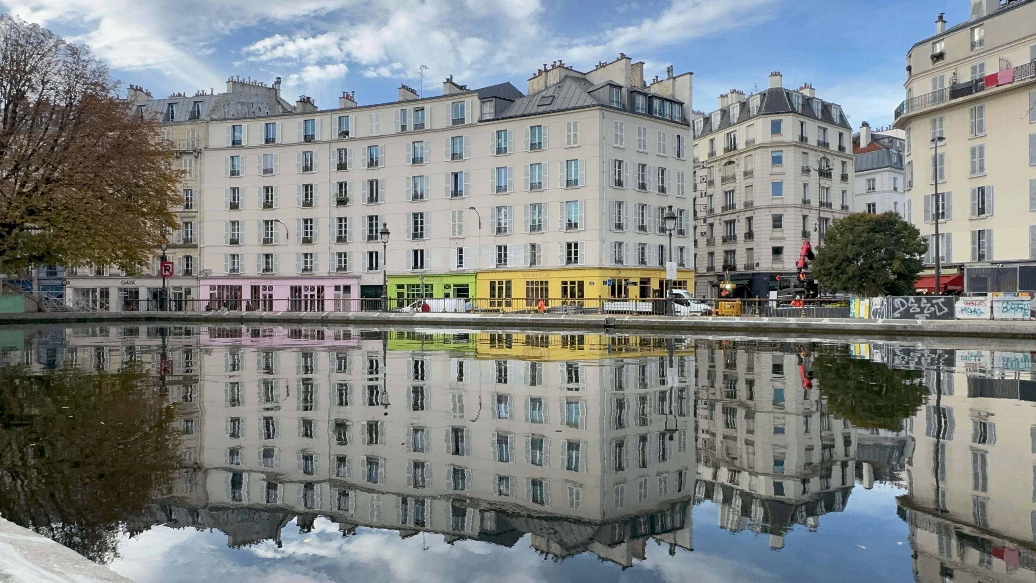 Façades parisiennes se reflétant dans un canal