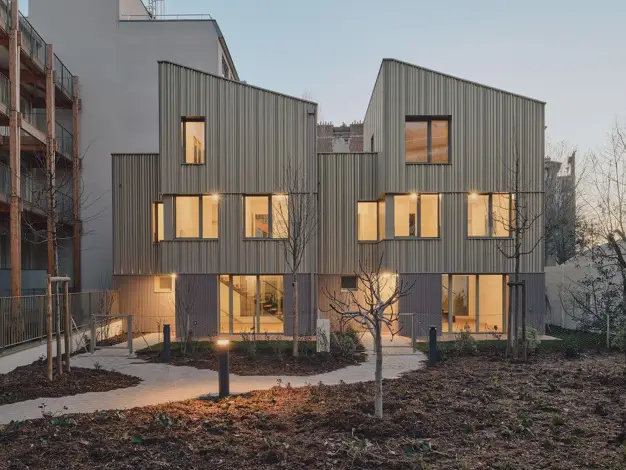 Maisons de ville mitoyennes aux portes alignées