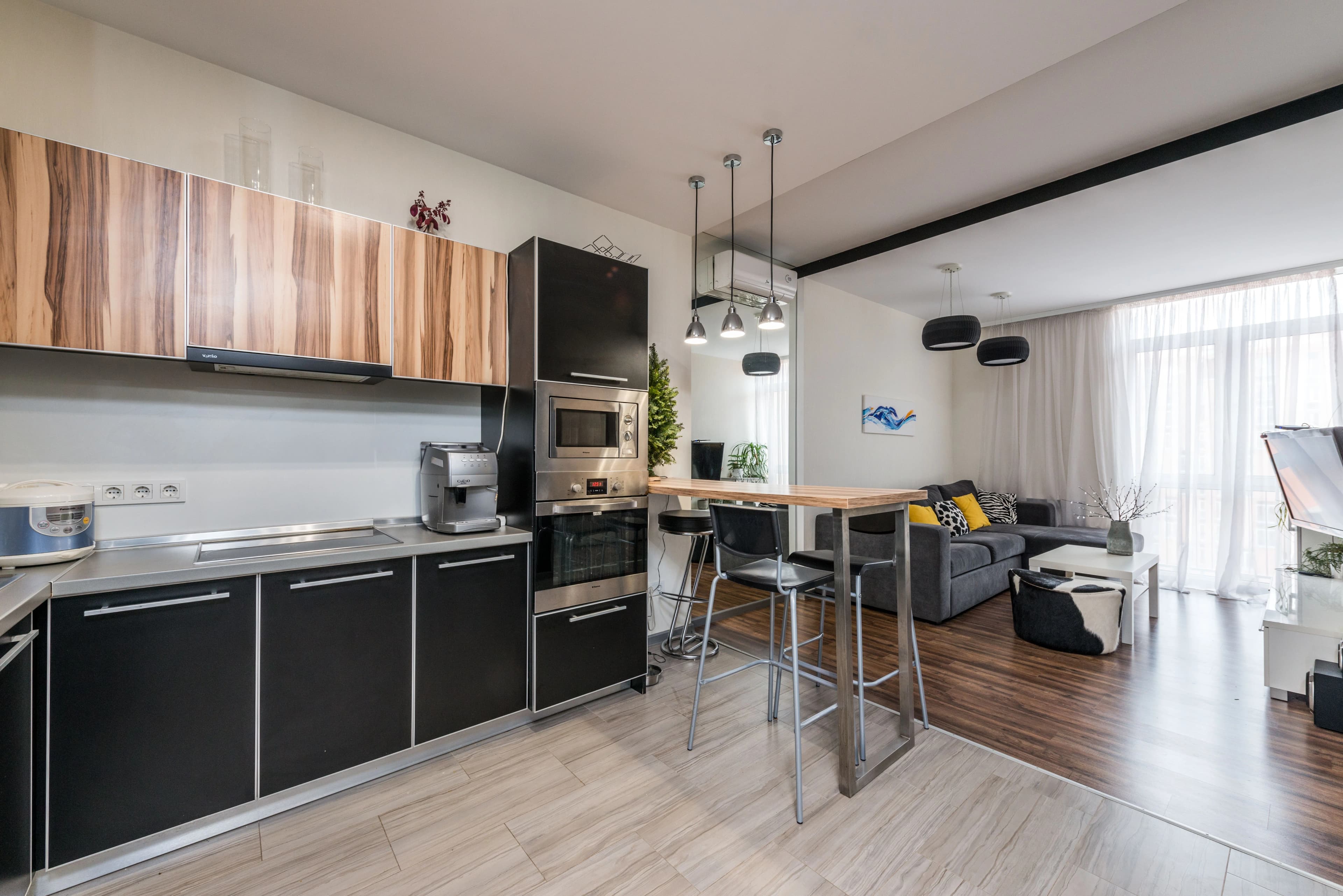 Cuisine ouverte avec bar et tabourets dans un appartement