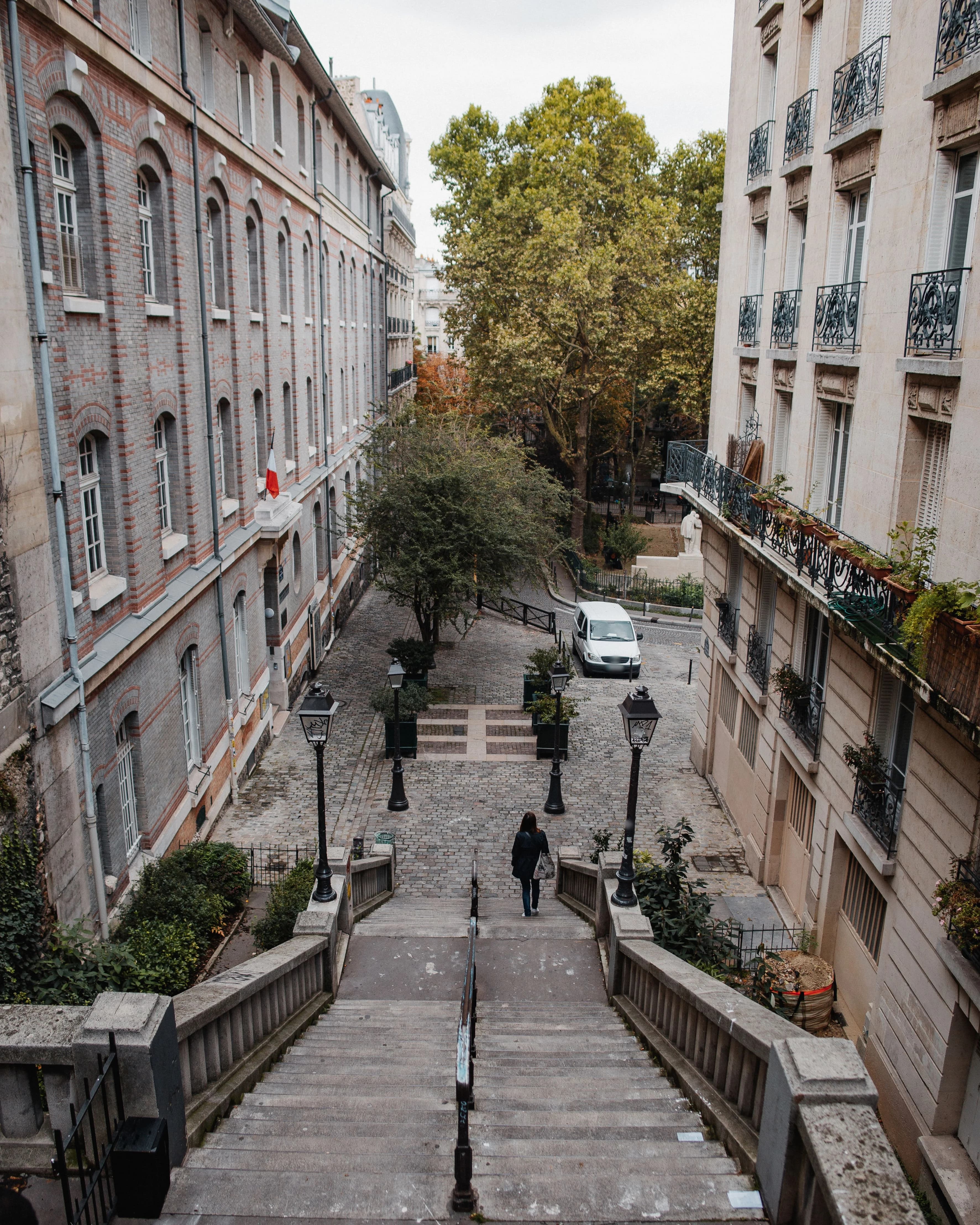 Escalier et rue en pente du quartier de Montmartre, Paris 18e