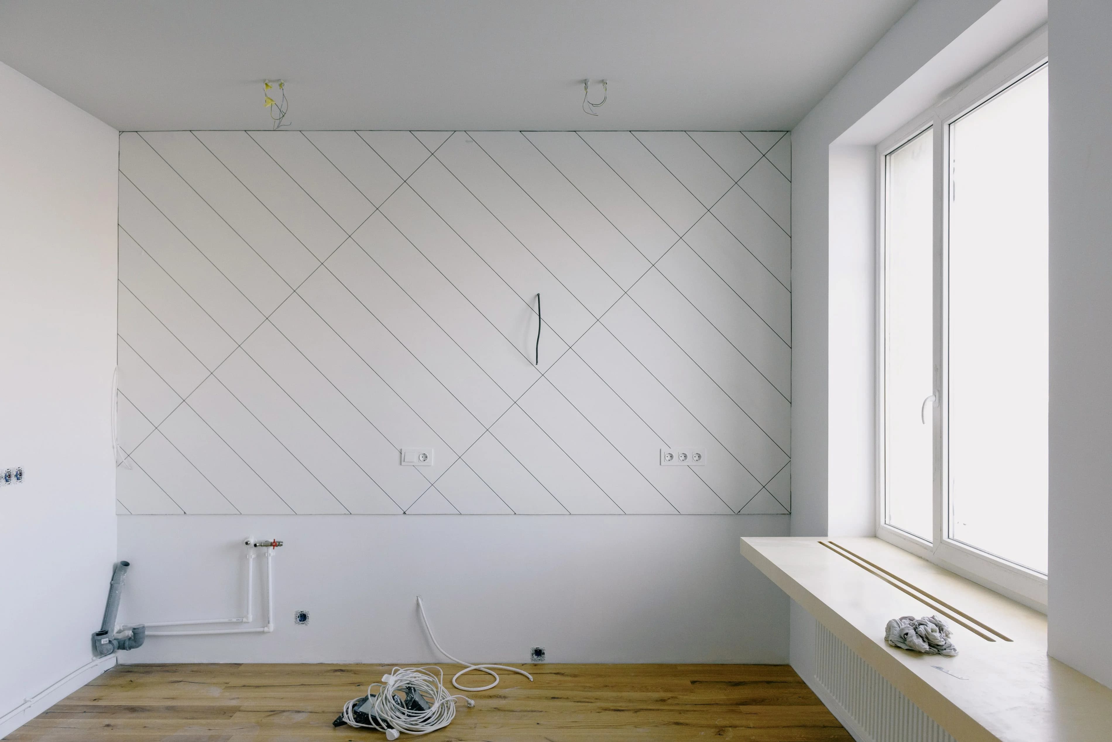 Réseaux de plomberie et d'électricité apparents avant fermeture des murs
