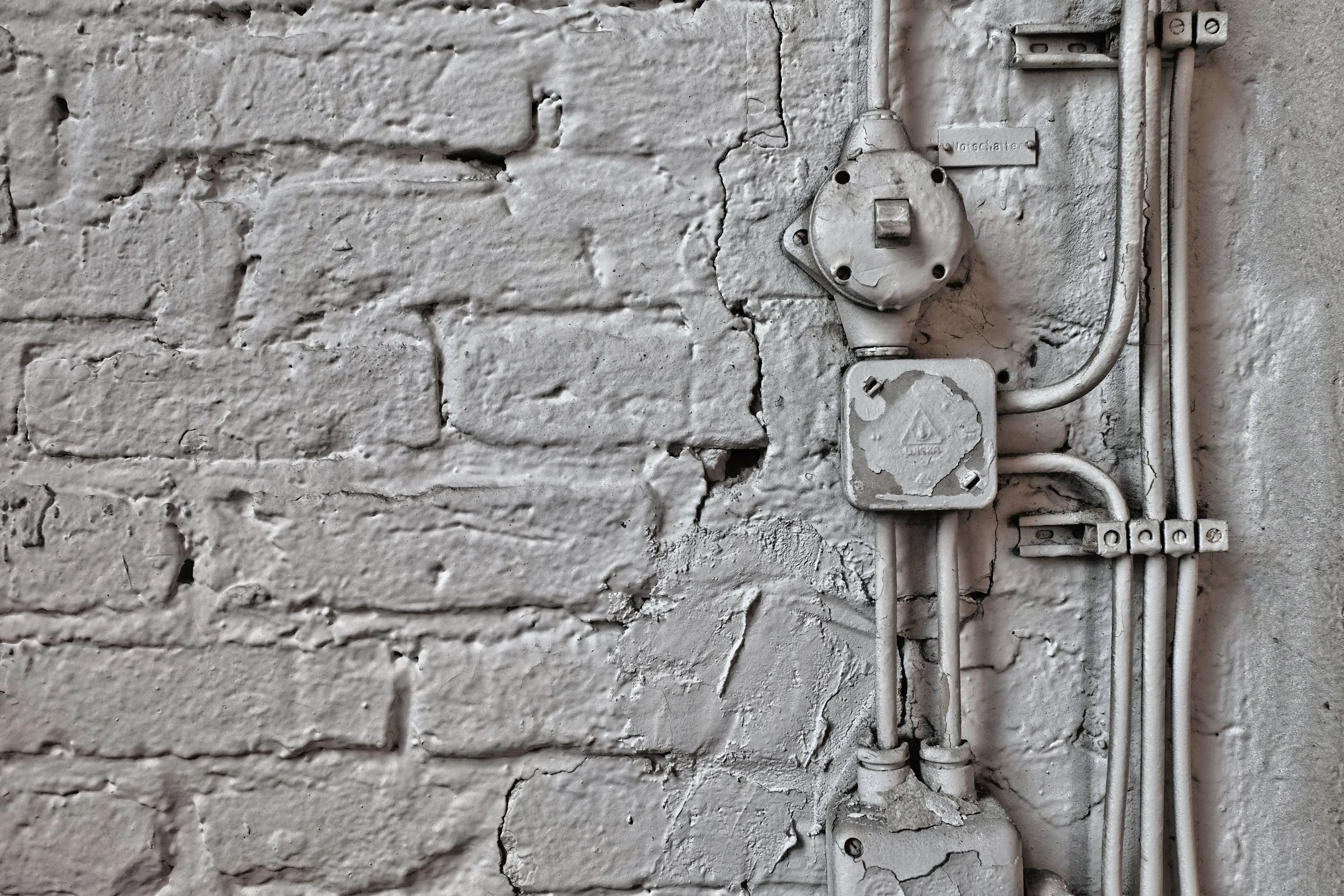 Appareillage électrique ancien posé en apparent sur un mur