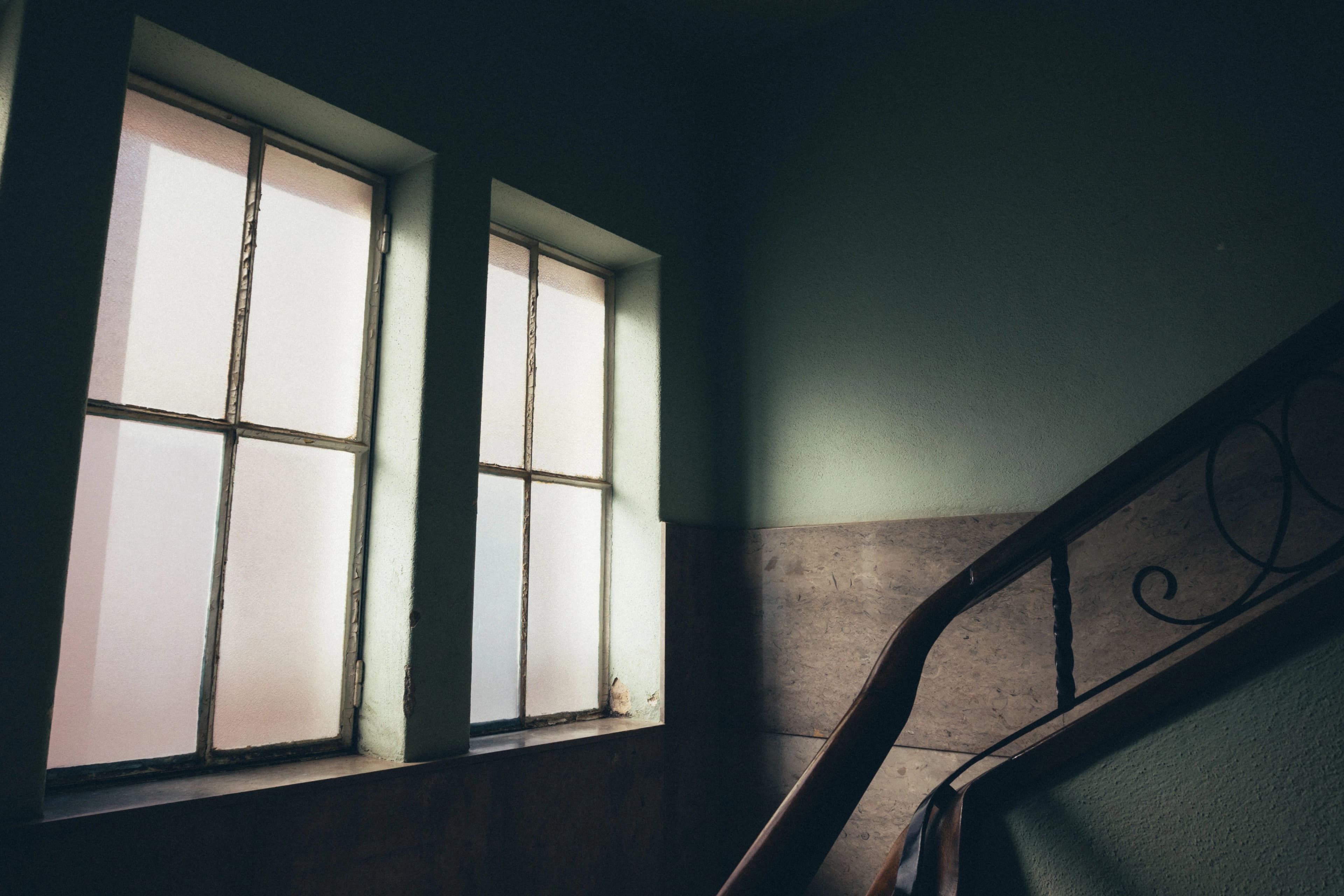 Escalier ancien et rampe en fer forgé dans un immeuble d'époque