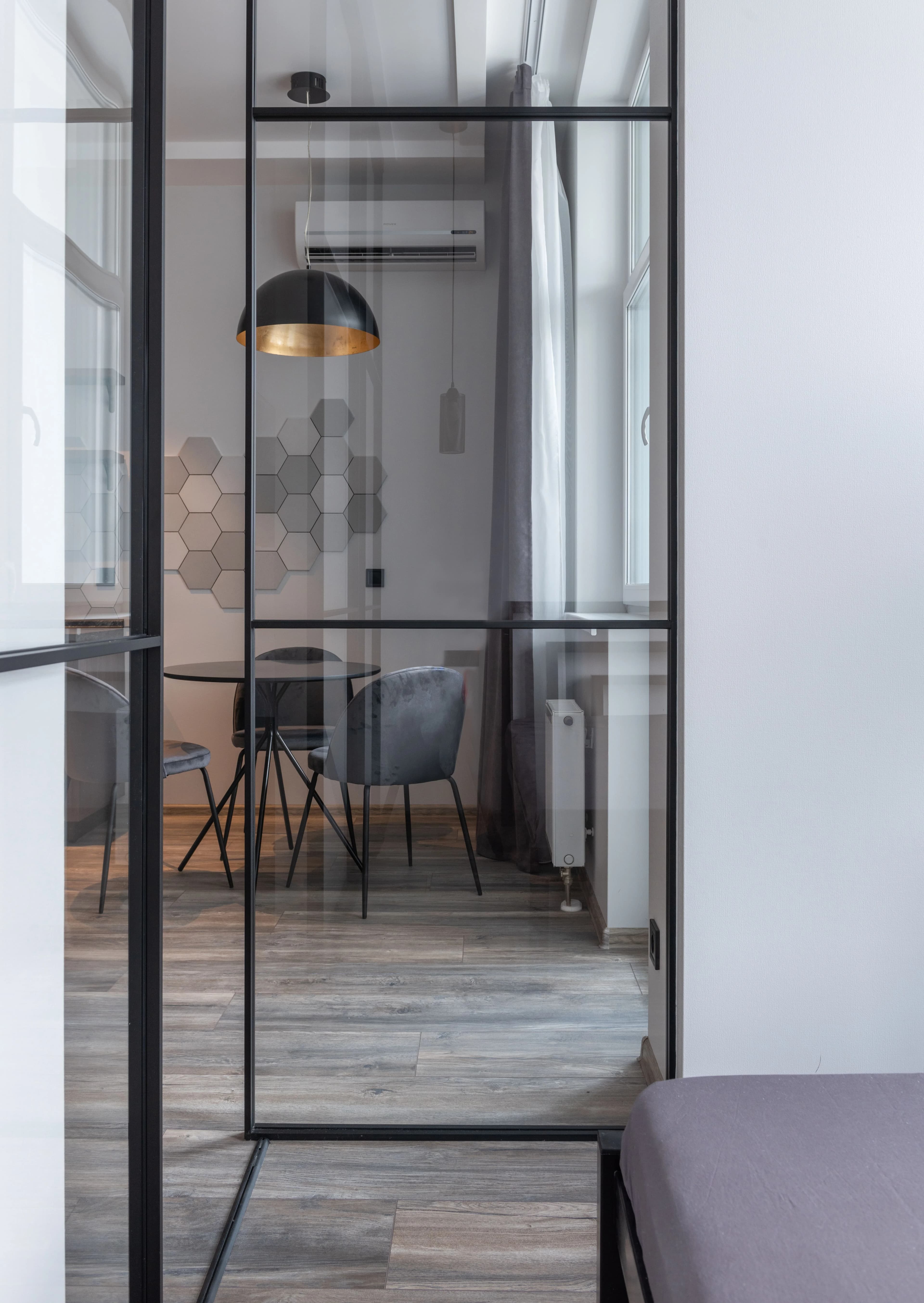 Verrière intérieure dans un appartement sur cour à Paris 12e